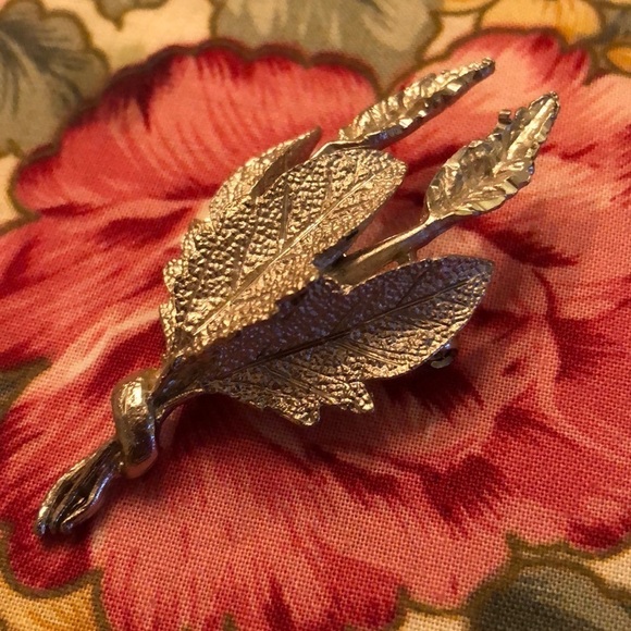 BSK‎ Vintage Brooch - Picture 2 of 4